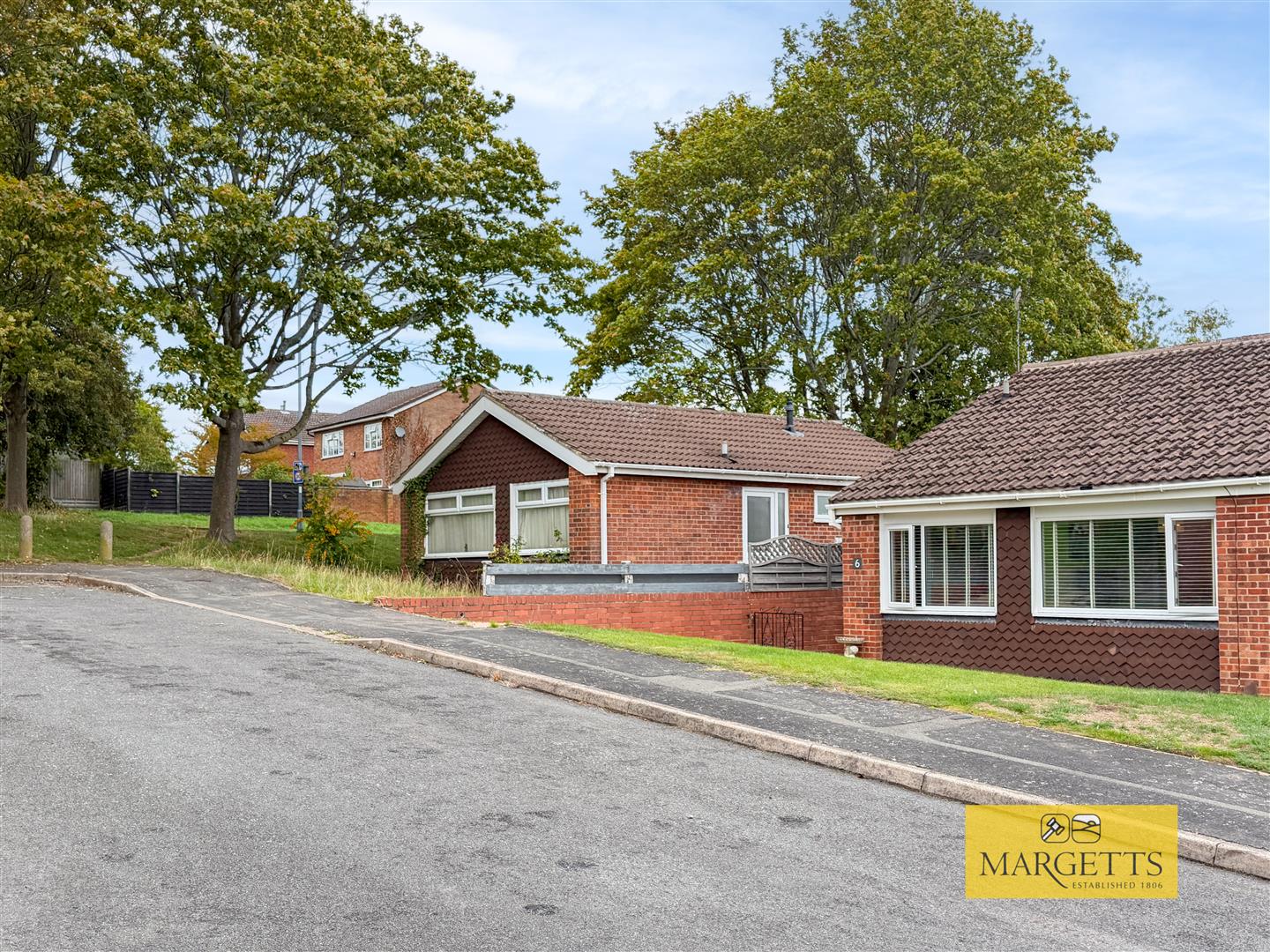 Westcliffe Drive, Central Woodloes Park, Warwick