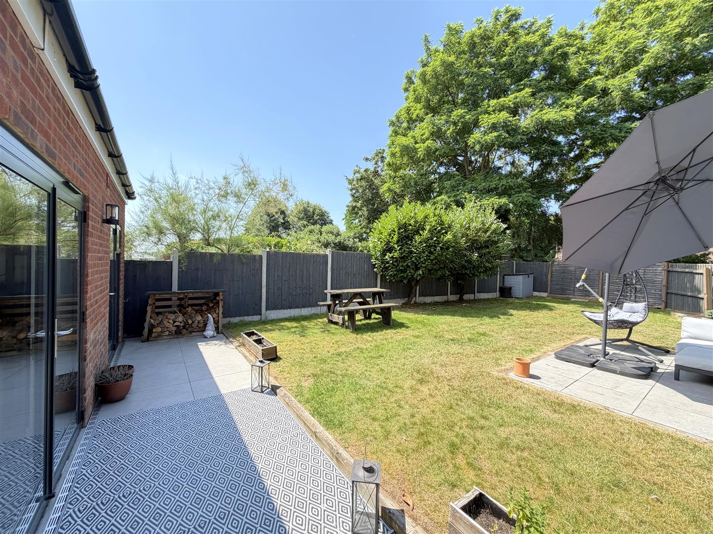 Highlands Close, Warwick 23