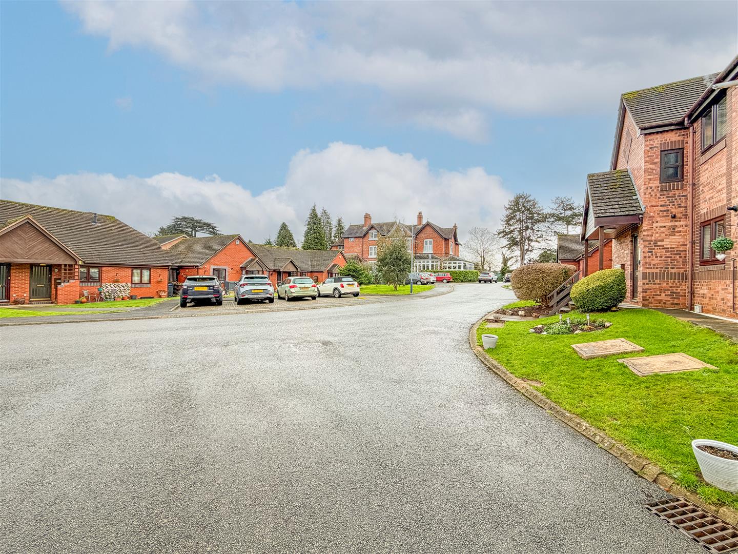 Holioake Drive, Off Myton Road, Warwick 3